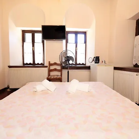 θετισ Pensión 3*